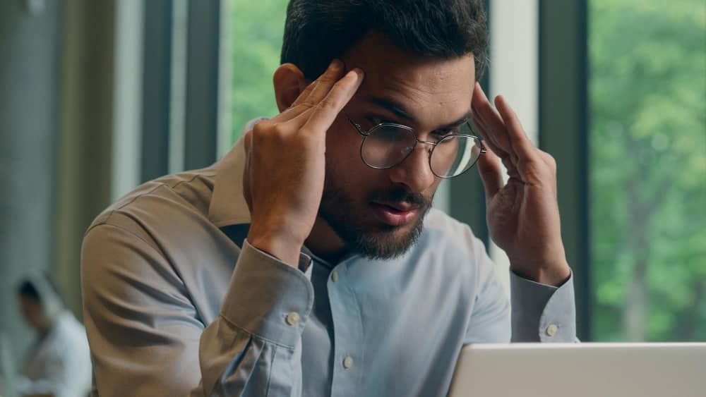 Can Too Much Screen Time Cause Dizziness? Symptoms, Causes & Relief Tips